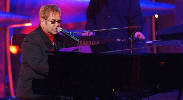 Elton John sta male: salta il concerto all'Arena di Verona