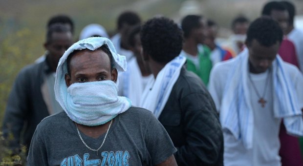 Migranti, Di Maio firma il decreto: «Rimpatri veloci in 13 paesi, ora le intese»