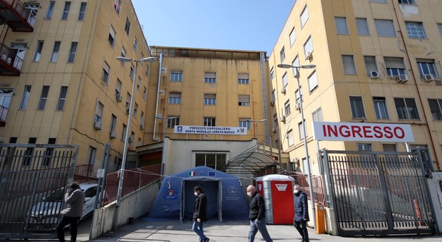 Napoli, rubati i portafogli di medici e infermieri negli spogliatoi del Loreto Mare