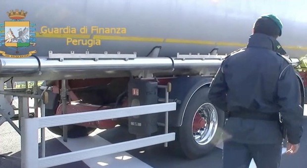 Caro carburanti, a Perugia scattano i controlli a tappeto sul contrabbando