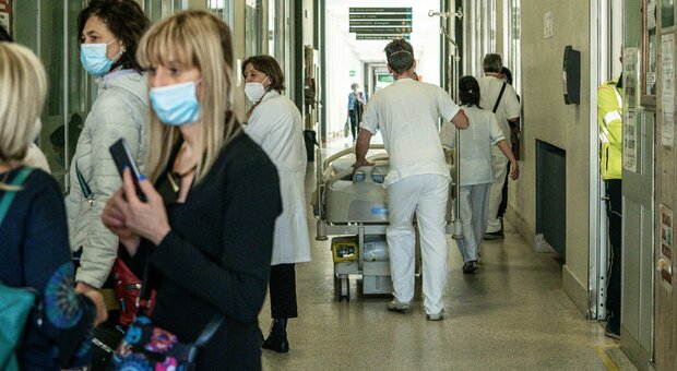 Covid in Campania, mascherine obbligatorie negli ospedali
