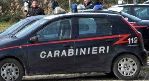 Fermato, danneggia a testate l'auto dei carabinieri: arrestato