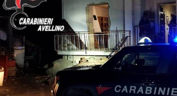 Fuga di gas, esplode casa in Irpinia: uomo muore nello scoppio, figlio ferito
