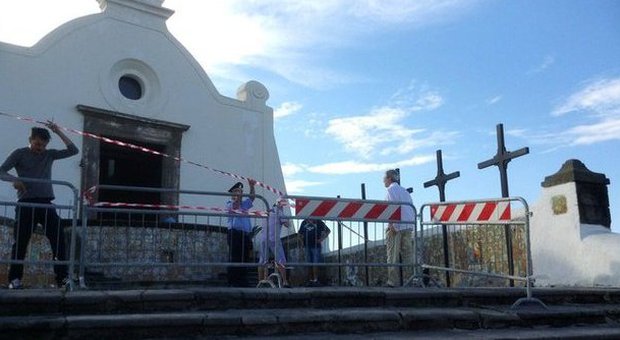 Ischia, un fulmine colpisce il campanile danneggiata la chiesa del Soccorso