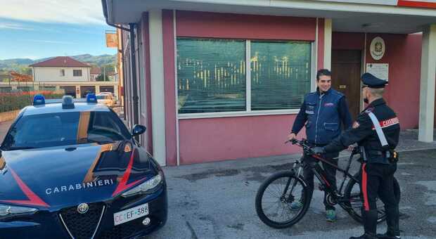 Carabinieri di Schio con la bici recuperata