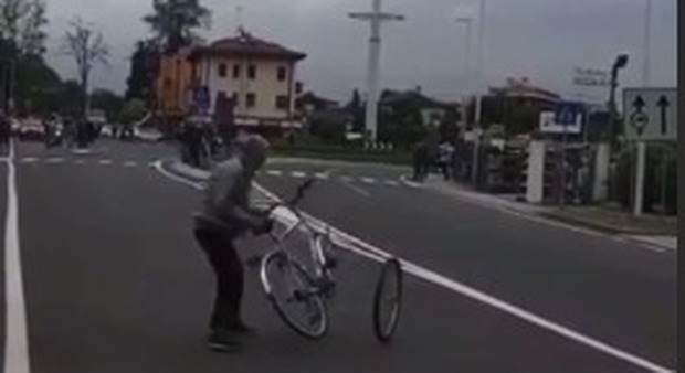 Giro, lancia una bici in strada poco prima del passaggio dei ciclisti