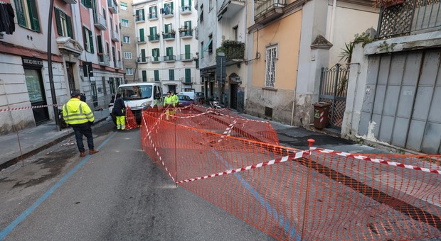 Napoli, nuova voragine in via Kerbaker al Vomero: strada chiusa e traffico in tilt