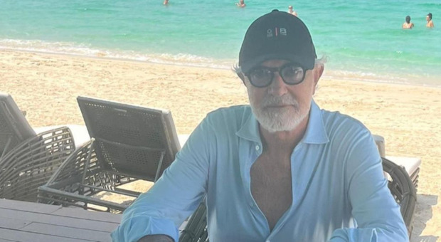 Flavio Briatore in formissima in riva al mare a Dubai: tra i commenti spunta un vip. «Sembra l'Abruzzo»
