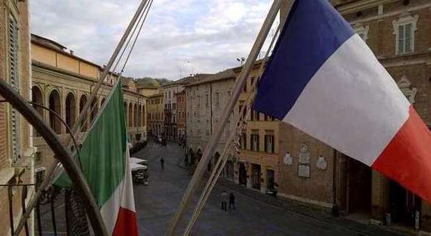 I Tricolori italiano e francese sul municipio di Fabriano