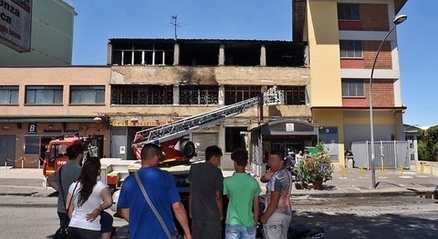 Capannone va a fuoco, inferno vicino a Napoli: palazzina evacuata