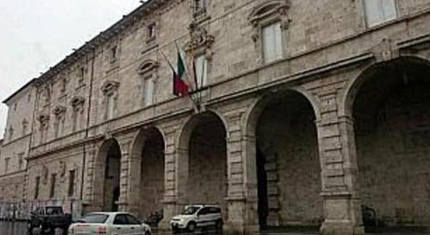 Ascoli, Palazzo Arengo assume personale e prepensiona