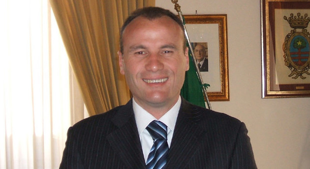 Imbrattato di rosso il citofono di Giancarlo Mazzotta, ex sindaco del comune sciolto per mafia