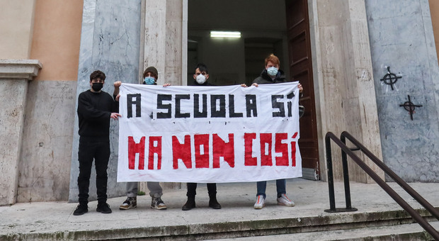 Licei, sciopero a oltranza a Napoli: «Studiare è impossibile»