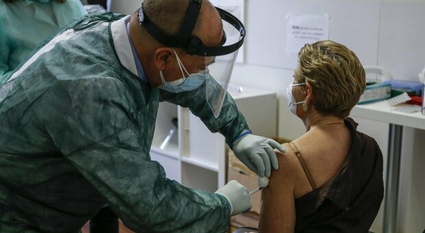 Vaccino Lazio, tutti i numeri: già somministrate 466.000 dosi, più donne rispetto agli uomini