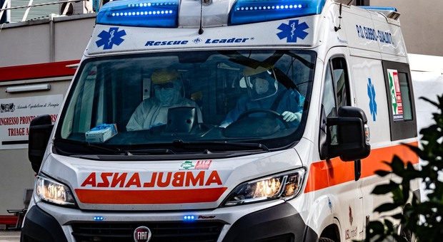 Un'ambulanza all'esterno dell'ospedale di Perugia