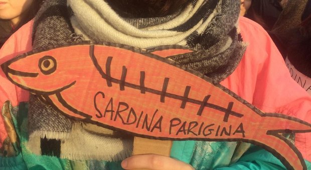 immagine «Parigi non si Lega», flash mob delle sardine