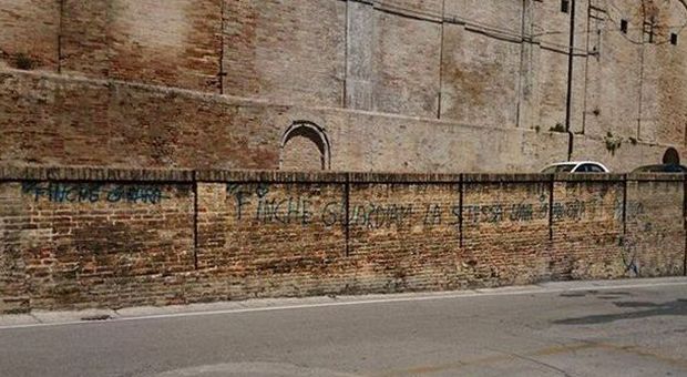 Le mura di Osimo sfregiate con spray blu