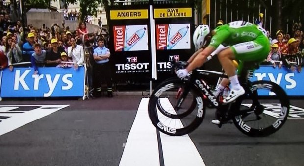 Tour de France, Cavendish vince al fotofinish. Mark raggiunge Hinault con 28 successi alla Grande Boucle. Sagan rimane in giallo
