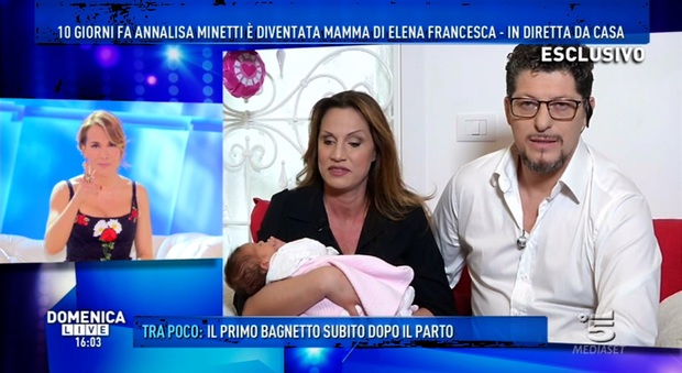 Annalisa Minetti presenta la figlia Elèna, nata 10 giorni fa: «Ecco perché ho conservato il cordone ombelicale»