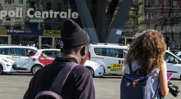 Napoli, palpeggia una ragazza in stazione: arrestato senegalese