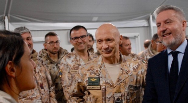 Il ministro Guerini passa il Natale in Iraq con i soldati italiani: «Mio dovere essere qui»
