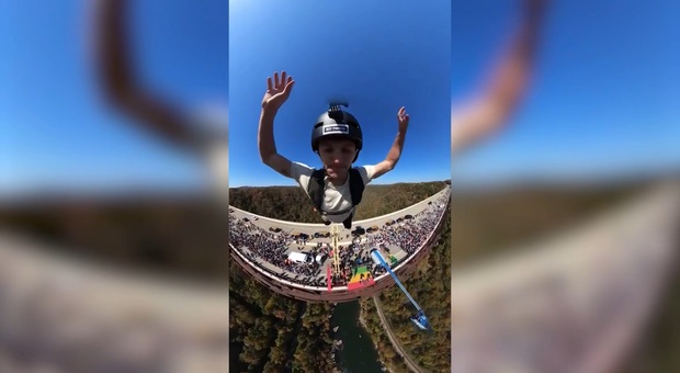 Salta da un ponte alto 267 metri: in "soggettiva" l'impresa di un base jumper