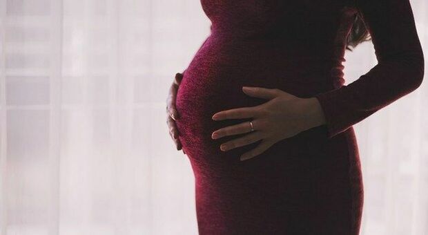 Il compagno muore quando lei è incinta: «Per registrarlo come papà dovrà pagare 10mila euro»