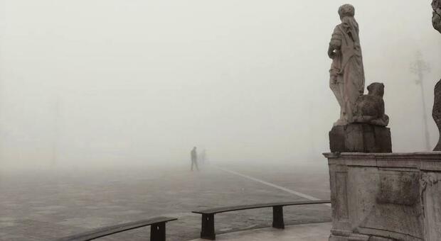 Trieste avvolta nella nebbia, risveglio insolito per la "città della bora" (Foto di Elisa Verzin)