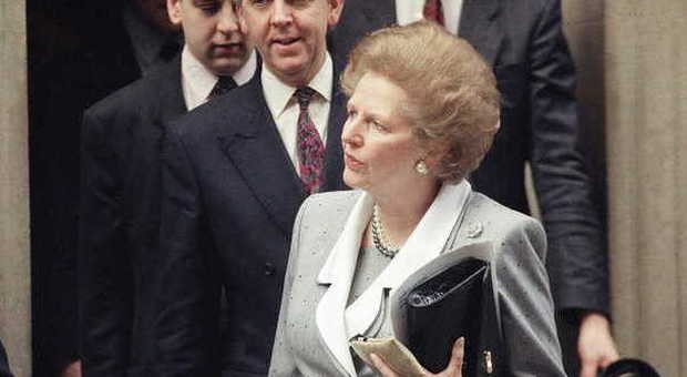 Margaret Thatcher con una delle sue famose borsette