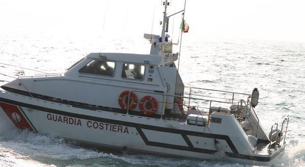 Pesca illegale in porto: multa da 2mila euro per un peschereccio