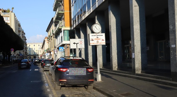 Auto multate a piazza Vanvitelli a Caserta per sosta vietata