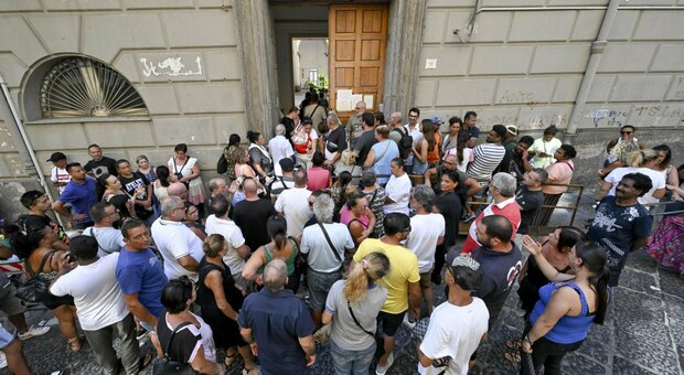 Carta acquisti, municipio di Napoli assediato per la tessera da 40 euro, una donna: «Questa è la mfila della miseria». Chi ne ha diritto