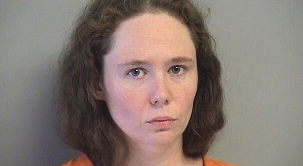 Usa, abusa sessualmente della figlia di 16 mesi per mandare i filmati all'amante: condannata a 25 anni di carcere