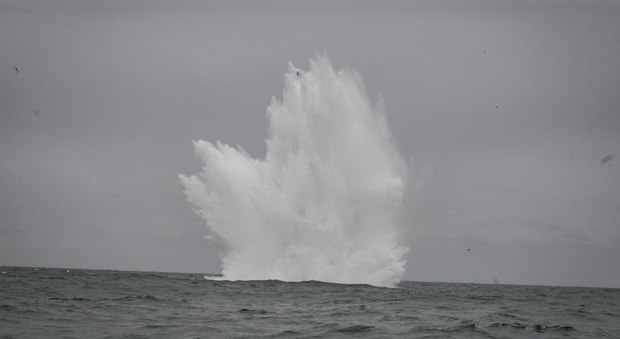 Spettacolo in mare e sospiro di sollievo per la città: bomba esplosa