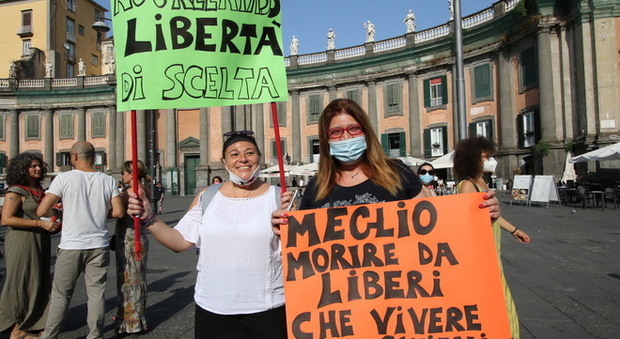 «No al Green pass», la protesta dei no vax a Napoli: «Giù le mani dai bambini»