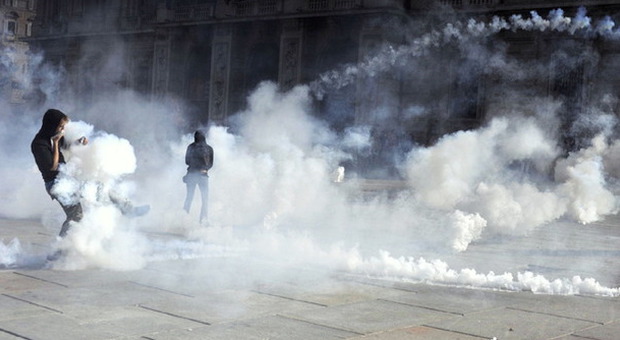 Torino, scontri al corteo degli studenti: bombe carta contro la polizia, feriti tre agenti
