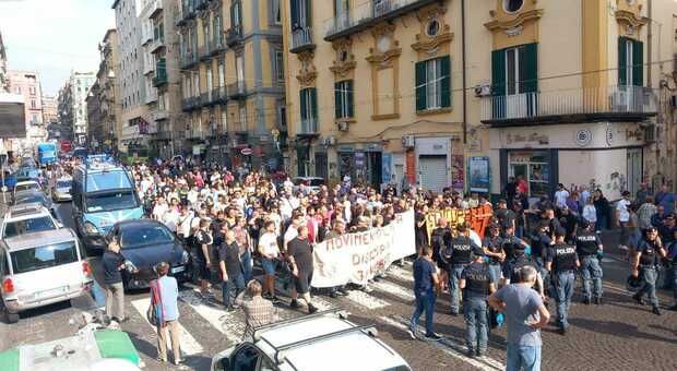 Salta tavolo istituzionale, tensione tra disoccupati e polizia nel cuore di Napoli