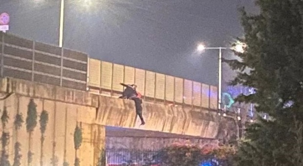 Bari, ragazza tenta il suicidio sul ponte: Carabiniere la salva tenendola per le braccia per 15 minuti