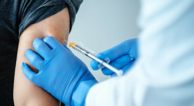 No-vax postano la foto di un bimbo vaccinato. Minacce choc ai genitori: «Criminali, finirete malissimo»