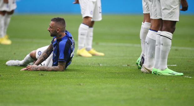 Milan-Inter 3-2, pagelle nerazzurre: Dzeko entra troppo tardi. De Vrij e Bastoni disastrosi