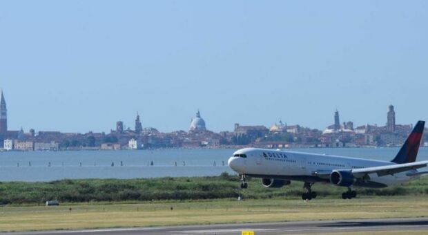 Fumo a bordo del volo Roma-Boston: paura per decine di passeggeri, l'aereo costretto a fermarsi in Irlanda