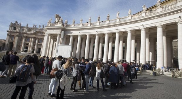 Roma, entra in chiesa e ruba elemosiniere con i soldi dei fedeli: arrestato clochard a San Pietro