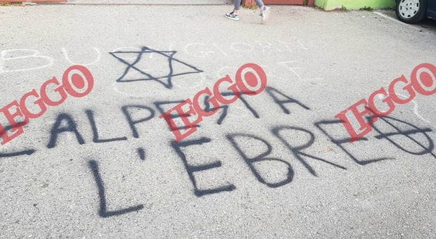 «Calpesta l'ebreo» e «Anna Frank brucia»: scritte antisemite choc sui muri delle scuole di Pomezia