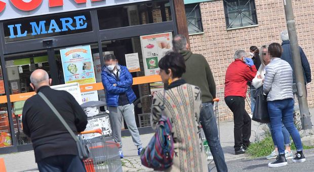 Le file davanti ai supermercati di Civitavecchia (Foto Luciano Giobbi)