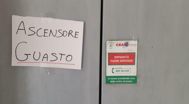 Milano, ascensore rotto a scuola da 10 giorni: l'incubo di una bambina disabile di 9 anni