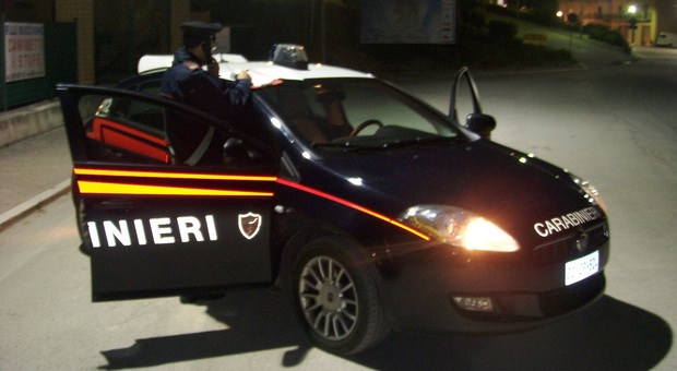 Un'auto dei carabinieri e un militare