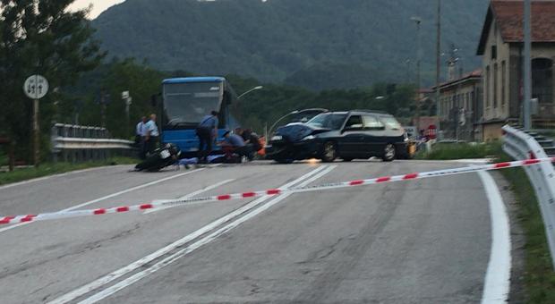 Frontale tra auto e moto: morta una donna di 42 anni Foto