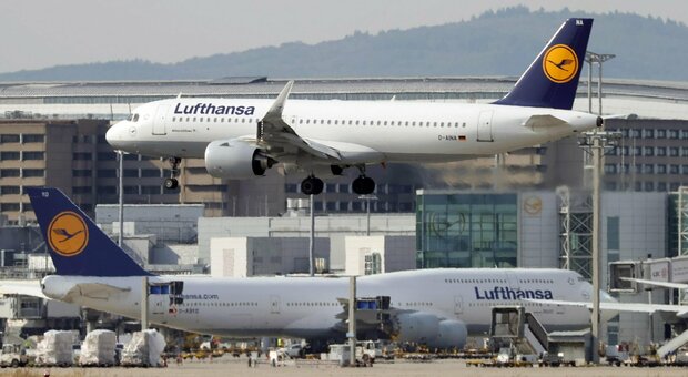 Covid, Lufthansa aumenta i tagli: via 150 aerei e oltre 22.000 lavoratori