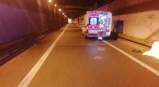 Napoli, sbalzata dallo scooter nel sottopasso: cade e muore 15enne