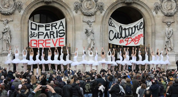 Opera in protesta a Parigi: ballerini si esibiscono sulla scalinata contro la riforma delle pensioni